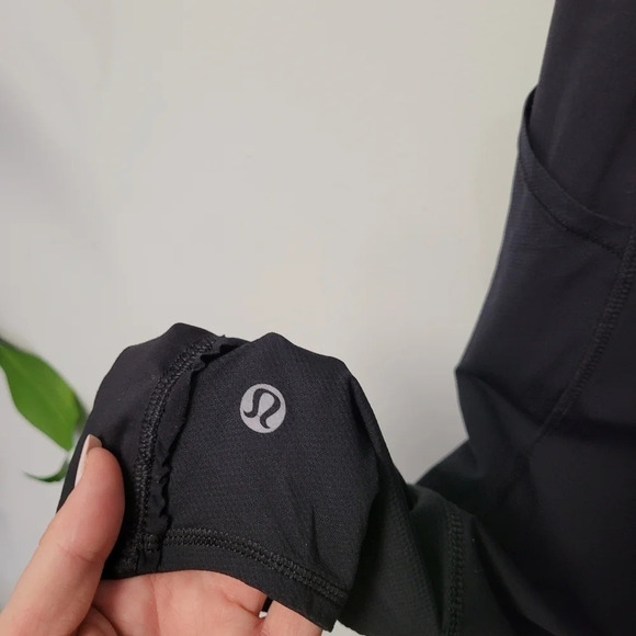LULULEMON black knee leggings with pockets - Picture 2 of 4